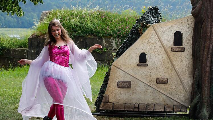 Gastregisseurin Stephanie Kuhlmann hat mit dem Stück "Der Räuber Hotzenplotz" einen rasanten Theaterspaß inszeniert. Foto: Matthias Hoch