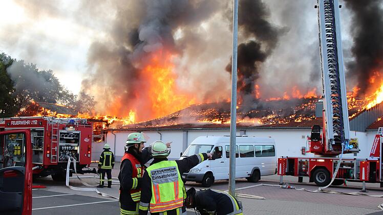 Das Gebäude in Schlüchtern brannte bis auf die Grundmauern ab. Etwa 24 Stunden zuvor hatte es schon in einem Sonderposten-Markt gebrannt. Foto: Ulrich Schwind