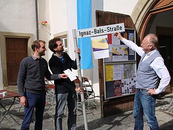 Stadtmanager Kilian Düring, Museumsleiter Nicolas Zenzen und Bürgermeister Helmut Blank (von links) stellen das Straßenschild im Schlosshof auf, das als Werbung für die Sonderausstellung dient. Thomas Malz