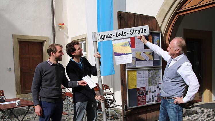 Stadtmanager Kilian Düring, Museumsleiter Nicolas Zenzen und Bürgermeister Helmut Blank (von links) stellen das Straßenschild im Schlosshof auf, das als Werbung für die Sonderausstellung dient. Thomas Malz