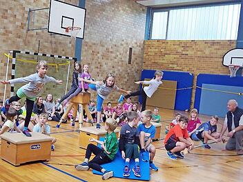 Die Gemeinde Stockheim bietet in dieser Woche ein buntes Kinderferienprogramm an. Am Montagmorgen gab Zweiter Bürgermeister Siegfried Weißerth (rechts) den offiziellen Startschuss. Foto: Heike Schülein