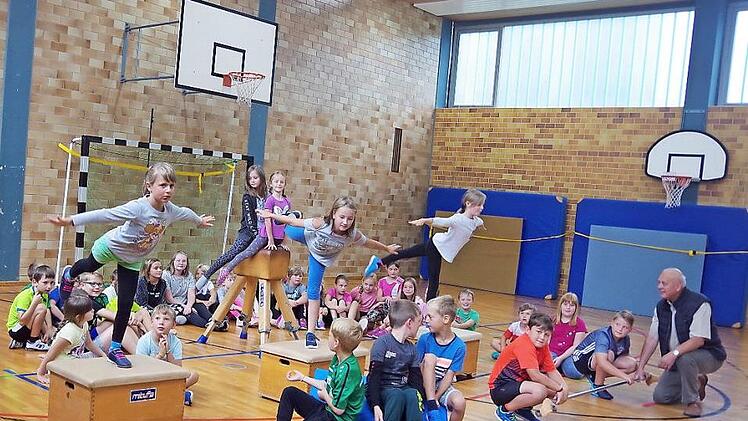 Die Gemeinde Stockheim bietet in dieser Woche ein buntes Kinderferienprogramm an. Am Montagmorgen gab Zweiter Bürgermeister Siegfried Weißerth (rechts) den offiziellen Startschuss. Foto: Heike Schülein