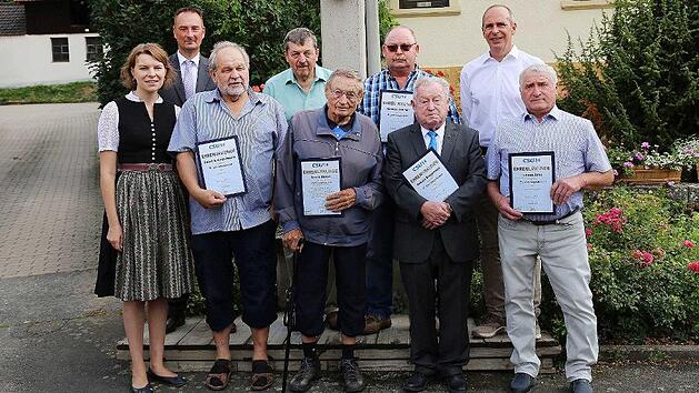 Die Geehrten mit der Bundestagsabgeordneten Emmi Zeulner (links), dem Vorsitzenden des CSU-Ortsverbandes Frauendorf-Lautergrund, Tobias Dusold (hinten links), und dem Kreisvorsitzenden Christian Mei&szlig;ner (hinten rechts)
