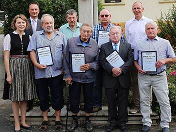 Die Geehrten mit der Bundestagsabgeordneten Emmi Zeulner (links), dem Vorsitzenden des CSU-Ortsverbandes Frauendorf-Lautergrund, Tobias Dusold (hinten links), und dem Kreisvorsitzenden Christian Meißner (hinten rechts)