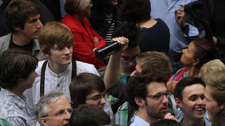 Thema Sicherheit: Flaschen sind auf dem Berg verboten. Doch das sich nicht jeder daran hält, kann man immer wieder beobachten. Busch