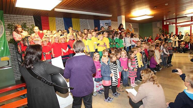 Gemeinsam singen die Kindergartenkinder und die Schüler ein Lied.