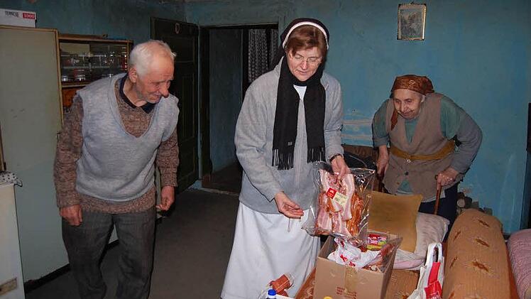 In diesem Jahr ist die Stube von Anton und Ljubica Novoselec zu Weihnachten warm. Auch zu Essen hat Schwester Annemarie mitgebracht.