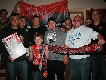 Fanbeauftragter Jürgen Bergmann (links vorne) überbrachte die Urkunde des 1. FCN an den Fanclub der Marktgemeinde Burkardroth. Im Bild rechts steht der Vorsitzende Felix Purretat, daneben zweiter Vorsitzender Christian Kleinhenz. Foto: Gabriele Sell