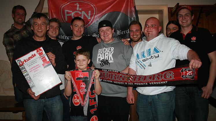 Fanbeauftragter Jürgen Bergmann (links vorne) überbrachte die Urkunde des 1. FCN an den Fanclub der Marktgemeinde Burkardroth. Im Bild rechts steht der Vorsitzende Felix Purretat, daneben zweiter Vorsitzender Christian Kleinhenz. Foto: Gabriele Sell