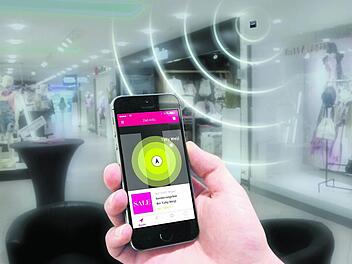 Im Ertl-Zentrum in Hallstadt hängen bereits kleine Sender - sogenannte Beacons - die Informationen auf das Smartphone der Kunden übermitteln.  Grafik: favendo/fewclicks