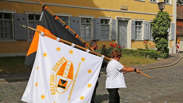 Das Friedensbanner auf dem Weg zum Heinrichsfest Foto: privat
