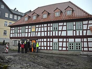 Beeindruckt zeigten sich die Mitglieder des Bausenats von der gelungenen Sanierung der Herrgottsmühle. Foto: Rainer Lutz