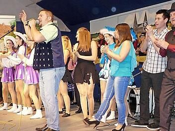 Präsident Andreas Lutz verabschiedet alle Mitwirkenden beim großen Finale auf der Bühne des Meederer Narren(raum)schiffes.