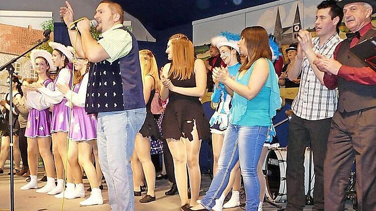 Präsident Andreas Lutz verabschiedet alle Mitwirkenden beim großen Finale auf der Bühne des Meederer Narren(raum)schiffes.