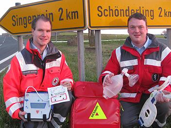 Kurze Wege, schnelle Hilfe: Bastian Markert (von links) und Christian Kliem am Richard-Hänlein-Platz. Foto: Beatrix Lieb