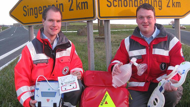 Kurze Wege, schnelle Hilfe: Bastian Markert (von links) und Christian Kliem am Richard-Hänlein-Platz. Foto: Beatrix Lieb