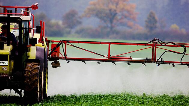 Ein Landwirt verspr&uuml;ht Glyphosat. Foto: Patrick Pleul/dpa