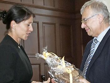 Der scheidende Chefarzt freute sich über die von Katja Bittner vom Vorstand des Kommunalunternehmens Kliniken und Heime des Bezirks Oberfranken überreichte Christophorus-Figur. Foto: Mario Deller