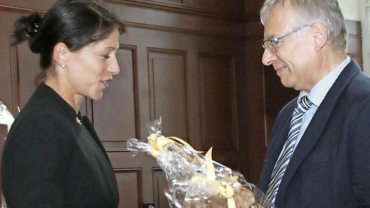 Der scheidende Chefarzt freute sich über die von Katja Bittner vom Vorstand des Kommunalunternehmens Kliniken und Heime des Bezirks Oberfranken überreichte Christophorus-Figur. Foto: Mario Deller