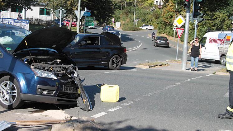 Bei beiden Autos wurde die Frontpartie schwer beschädigt. Öl und Benzin liefen aus.  Foto: Katrin Geyer