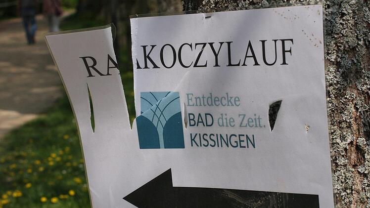 Notdürftig zusammengeflickt wurden die zahlreichen Wegweiser, die in der Nacht vor der Veranstaltung durch Randalierer zerstört wurden.