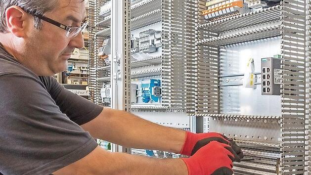 Schaltschr&auml;nke wie in diesem Betrieb der Lausser-Firmengruppe sollen k&uuml;nftig auch im neuen Werk in H&ouml;chstadt zusammengebaut werden.  Foto: Karl Lausser GmbH