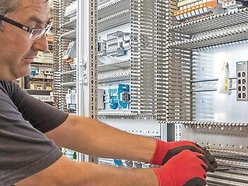 Schaltschränke wie in diesem Betrieb der Lausser-Firmengruppe sollen künftig auch im neuen Werk in Höchstadt zusammengebaut werden.  Foto: Karl Lausser GmbH