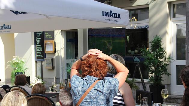 Eine Reaktion beim Public Viewing in Bad Kissingen, die das Gef&uuml;hl  der Niederlage auf den Punkt bringt. Johannes Schlereth