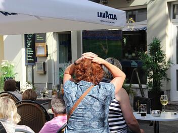 Eine Reaktion beim Public Viewing in Bad Kissingen, die das Gefühl  der Niederlage auf den Punkt bringt. Johannes Schlereth