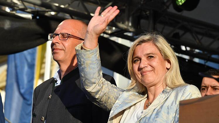 Ministerin Melanie Huml winkt vom Marktplatz-Podium. Daneben Landrat Christian Meißner
