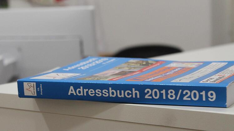 Das Bamberger Adressbuch erfreut sich bei vielen Bürgern noch großer Beliebtheit, wirft aber auch Fragen nach dem Datenschutz auf.  Foto: Timo Stöhr