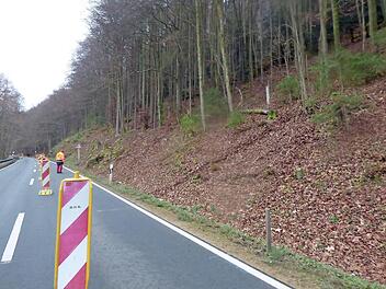 Bei einer halbseitigen Straßensperrung finden die Felssicherungen an der B 470 statt.  Foto: Thomas Weichert