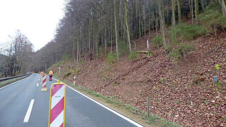 Bei einer halbseitigen Straßensperrung finden die Felssicherungen an der B 470 statt.  Foto: Thomas Weichert