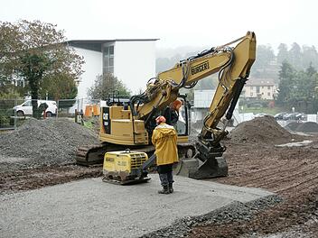 Auf dem Gelände des künftigen Ärztehauses führt eine Bad Kissinger Baufirma Bodenarbeiten aus. Auch im Bad Brückenauer Stadtrat war das geplante MedZentrum wieder heißdiskutiertes Thema. Foto: Steffen Standke