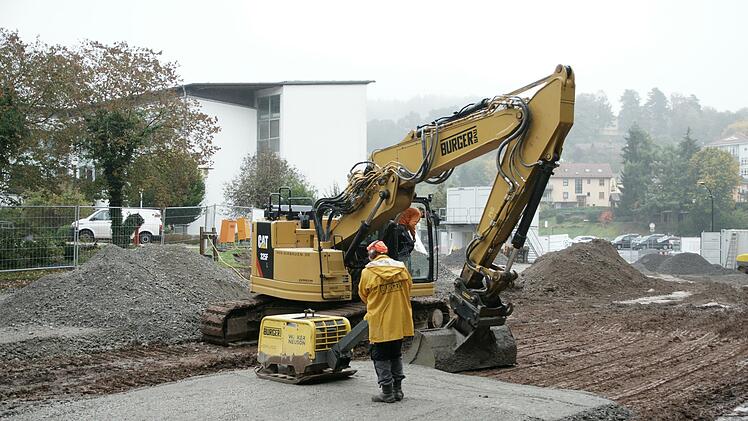 Auf dem Gelände des künftigen Ärztehauses führt eine Bad Kissinger Baufirma Bodenarbeiten aus. Auch im Bad Brückenauer Stadtrat war das geplante MedZentrum wieder heißdiskutiertes Thema. Foto: Steffen Standke
