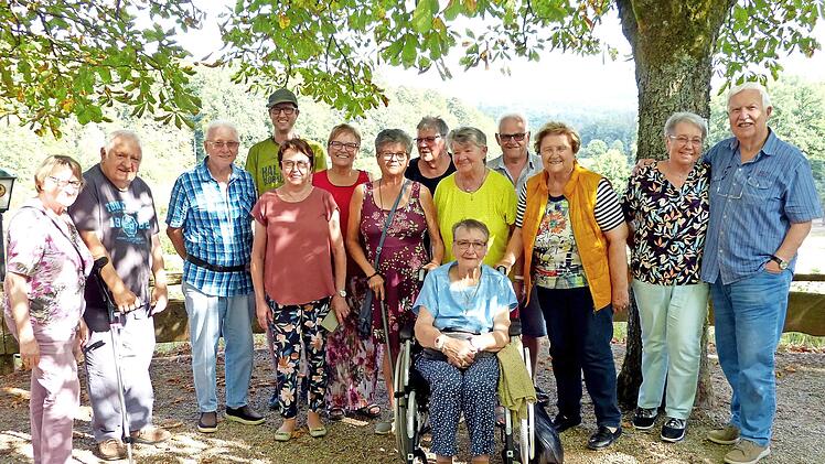 Die Selbsthilfegruppe Aphasie und Schlaganfall bei einem gemeinsamen Ausflug.