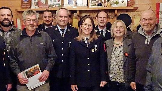 Bei der Ehrung f&uuml;r langj&auml;hrige Mitgliedschaft im Verein der Freiwilligen Feuerwehr Eichenb&uuml;hl, von links: KBR Joachim Ranzenberger, 2. B&uuml;rgermeister Michael G&ouml;del, Robert Wagner, 1. Vorsitzender Alexander Schubert, 1. Kommandant Werner Murrmann, B...