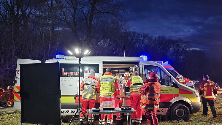 Rettungskräfte üben Einsatz bei schwerem Verkehrsunfall