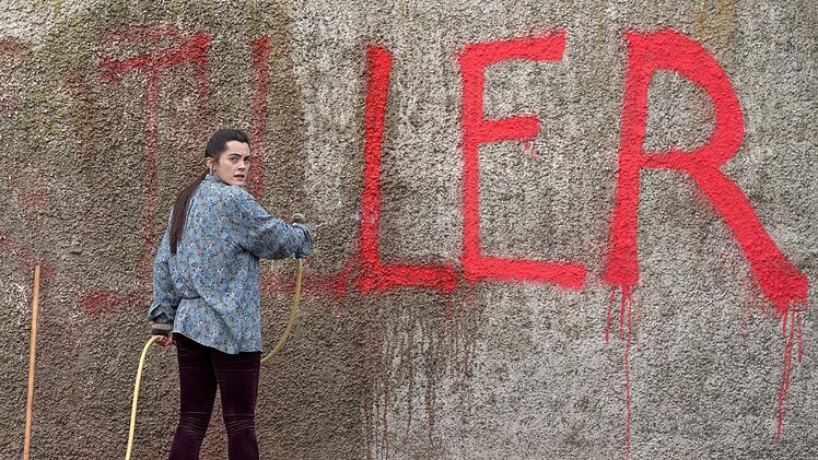 Die Italienerin Francesca (Rachael Rooney) geh&ouml;rt zu den Anf&uuml;hrern der Aktivistengruppe gegen sogenannte "Grinde" - die Treibjagd und T&ouml;tung von Grindwalen. Teil ihrer Aktionen ist auch das Beschmieren der H&auml;user der J&auml;ger.