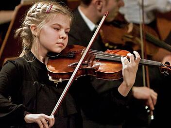 Talent an der Geige: Marie Koonert spielte den Solopart im Intermezzo von Edouard Lalos "Symphonie espagnole". Fotos: Jochen Berger