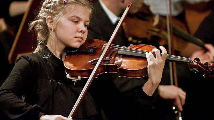 Talent an der Geige: Marie Koonert spielte den Solopart im Intermezzo von Edouard Lalos "Symphonie espagnole". Fotos: Jochen Berger