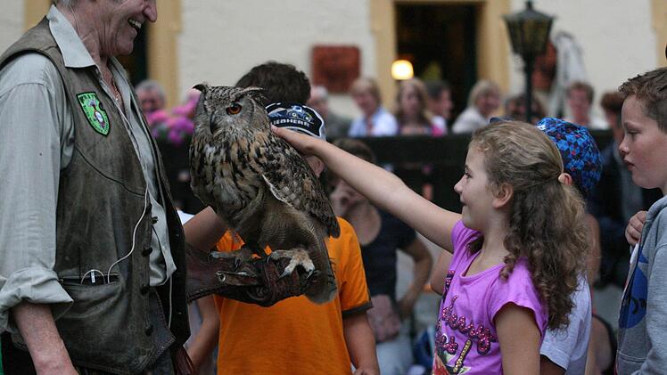 Der Uhu ließ sich geduldig streicheln.