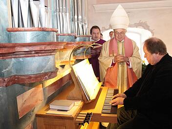Ein echtes Klangerlebnis ist die Steinbacher Orgel wieder. Nach ihrer Sanierung weihte sie Weihbischof em. Bauer.