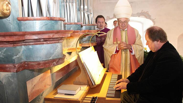 Ein echtes Klangerlebnis ist die Steinbacher Orgel wieder. Nach ihrer Sanierung weihte sie Weihbischof em. Bauer.