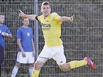 Kevin Popp bejubelt seinen Treffer zum entscheidenden 2:0 gegen den TSV Hirschaid.  Foto: sportpress