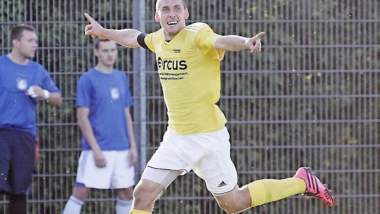 Kevin Popp bejubelt seinen Treffer zum entscheidenden 2:0 gegen den TSV Hirschaid.  Foto: sportpress