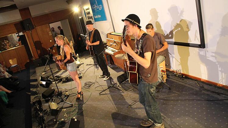 Cynthia Nickschas und Band
