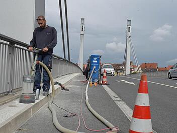 Ein Arbeiter bereitet die Fahrbahnkappen der Löwenbrücke für eine Verstärkung der Betonschicht vor. Foto: Ronald Rinklef