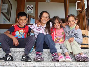 Mohammed (8), Hanna (9), Christina (5) und Anita (7) gehörten zu den ersten Flüchtlingen, die die Gemeinschaftsunterkunft in Volkers bezogen. Foto: Ulrike Müller