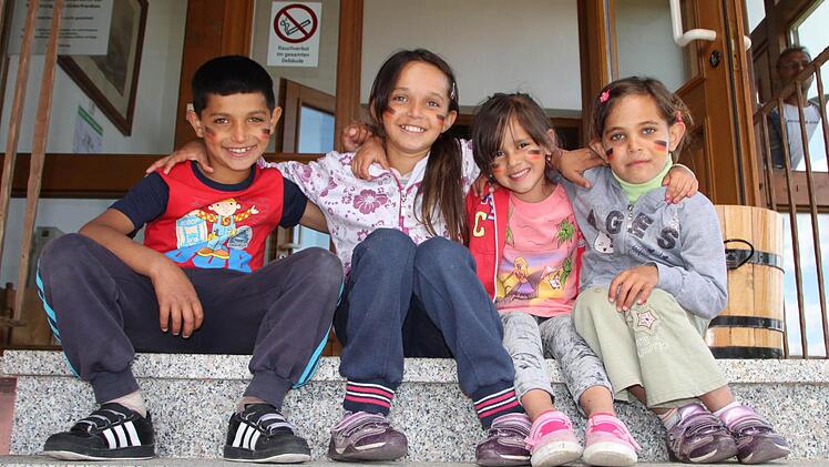 Mohammed (8), Hanna (9), Christina (5) und Anita (7) gehörten zu den ersten Flüchtlingen, die die Gemeinschaftsunterkunft in Volkers bezogen. Foto: Ulrike Müller